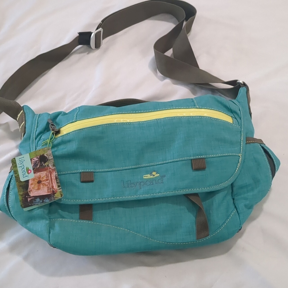 3/$25 NWT Lilly pond messenger bag